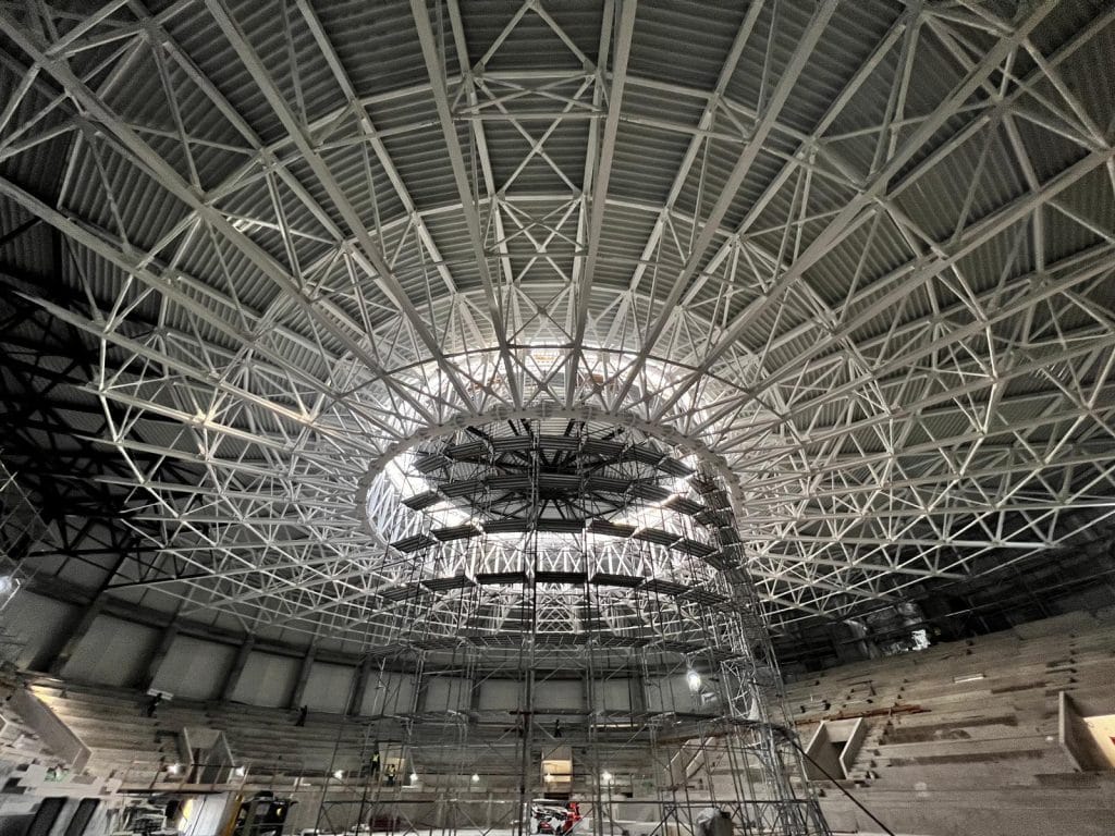 Montage von Metallkonstruktionen oder Betonfertigteilen